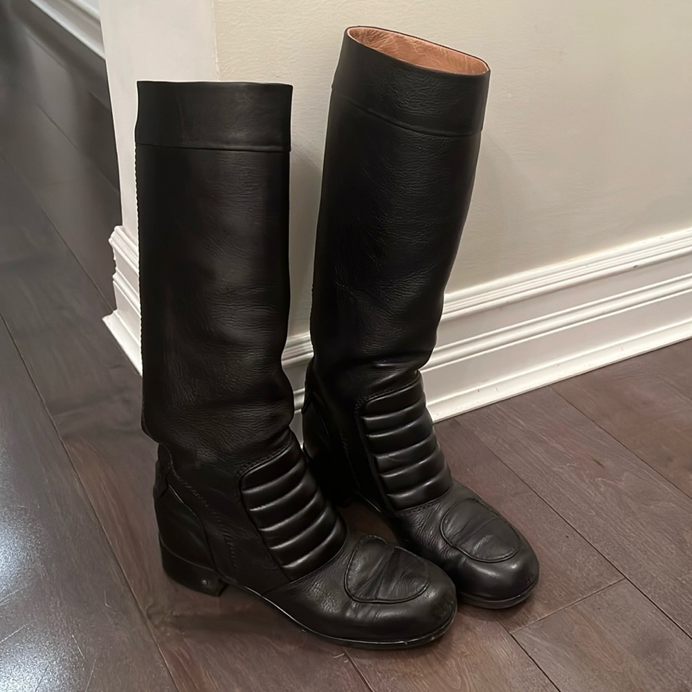 Tall pull on boot